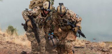 Soldaten bringen einen verletzten Kameraden aus der Gefahrenzone in einer gestellten Szene während einer Luftrettungsübung der Feldjäger im Rahmen der Mission MINUSMA in Gao/Mali. (Foto  © Bw/Meike Reetz)