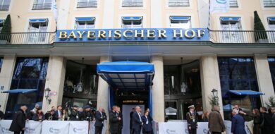 Warten auf eine neue Weltordnung vor dem Tagungshotel der Münchner Sicherheitskonferenz.