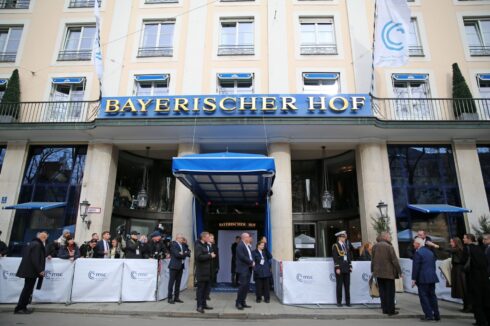 Warten auf eine neue Weltordnung vor dem Tagungshotel der Münchner Sicherheitskonferenz.