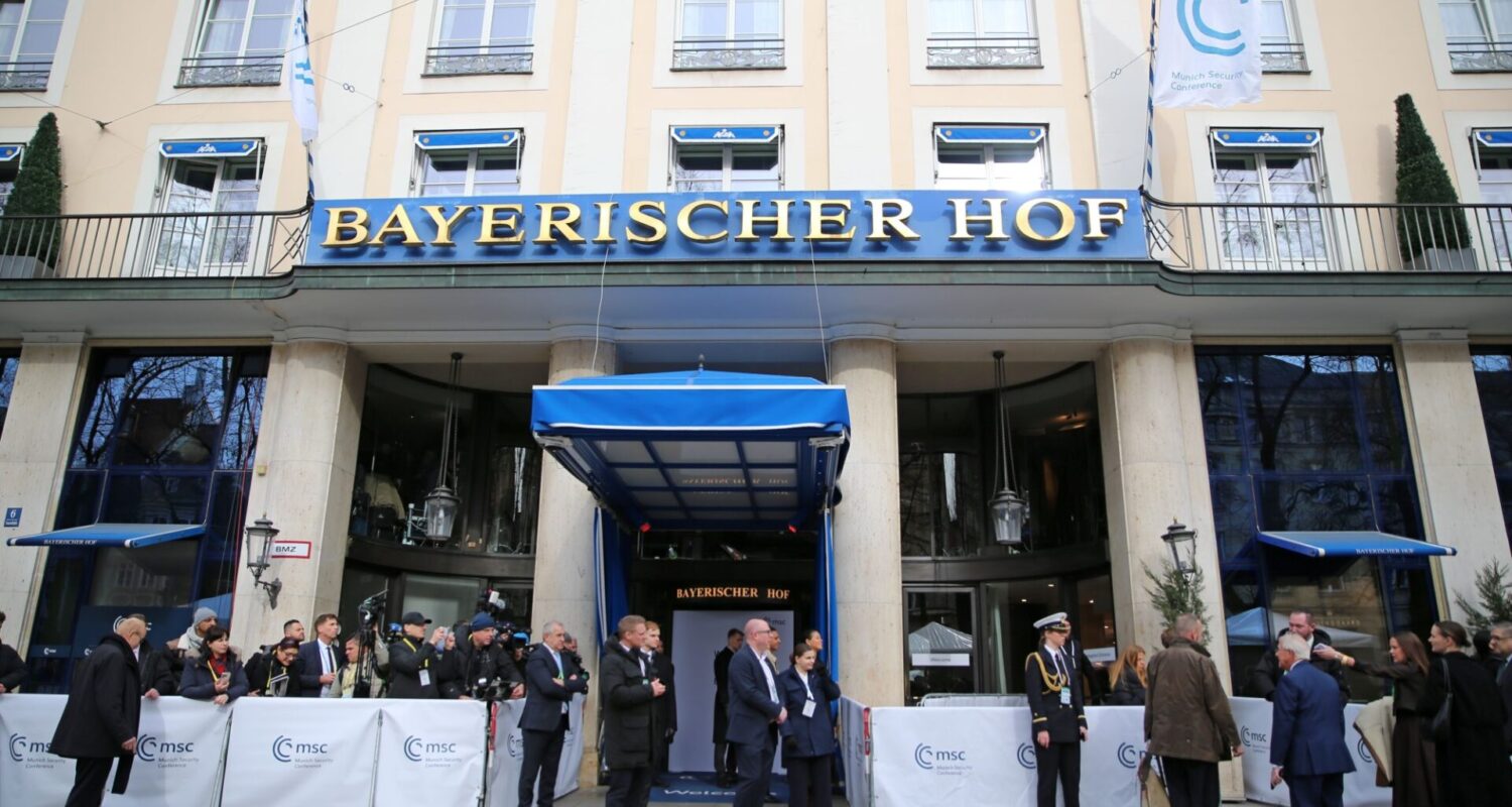 Warten auf eine neue Weltordnung vor dem Tagungshotel der Münchner Sicherheitskonferenz.
