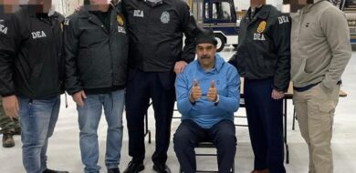 Operation gelungen, Präsident sitzt: Nicolás Maduro mit Agenten der US-Drogenbehörde nach seiner Festnahme in der Operation Absolute Resolve. (Foto: DEA)