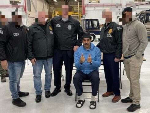 Operation gelungen, Präsident sitzt: Nicolás Maduro mit Agenten der US-Drogenbehörde nach seiner Festnahme in der Operation Absolute Resolve. (Foto: DEA)