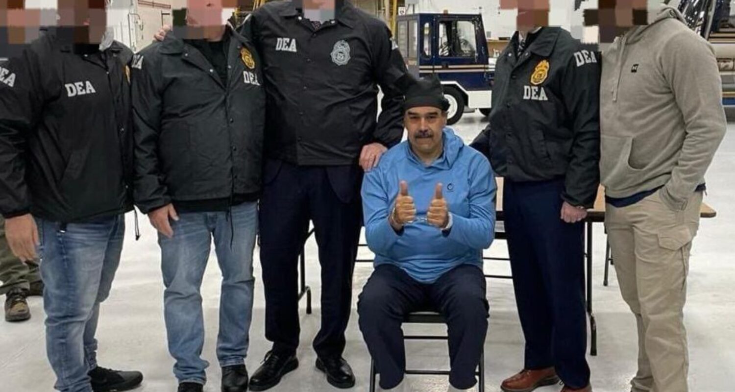 Operation gelungen, Präsident sitzt: Nicolás Maduro mit Agenten der US-Drogenbehörde nach seiner Festnahme in der Operation Absolute Resolve. (Foto: DEA)