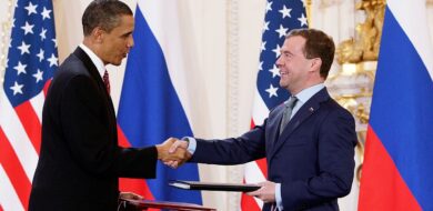 Tschüss, New START: Die damaligen Präsidenten Barack Obama und Dmitri Medwedew 2010 in Prag nach der Unterzeichnung des jetzt ausgelaufenen Rüstungskontrollvertrags.