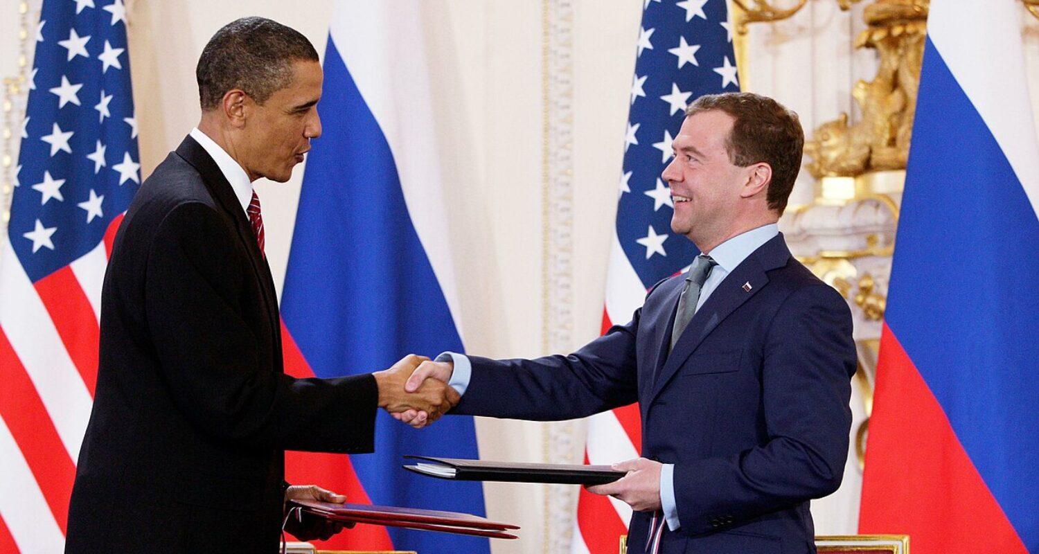 Tschüss, New START: Die damaligen Präsidenten Barack Obama und Dmitri Medwedew 2010 in Prag nach der Unterzeichnung des jetzt ausgelaufenen Rüstungskontrollvertrags.