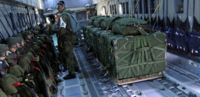 Erprobung des kombinierten Absetzens mit dem A400M. (Bildquelle: Bundeswehr)