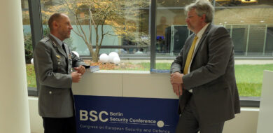 Oberst Stephan Saalow im Gespräch mit dem stellvertretenden HHK-Chefredakteur Stefan Axel Boes auf der Berliner Sicherheitskonferenz. (Foto © Bw/Ortmeyer)