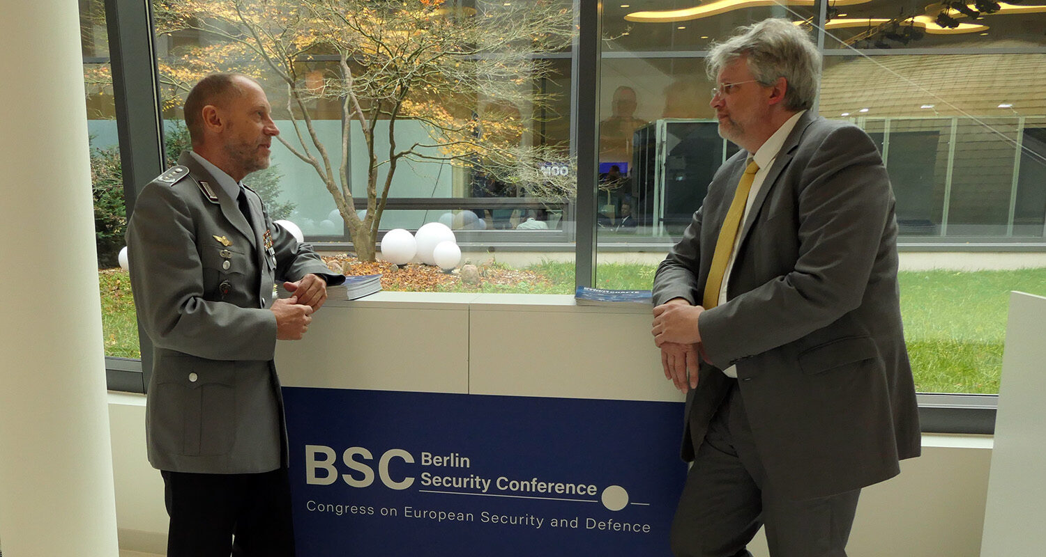 Oberst Stephan Saalow im Gespräch mit dem stellvertretenden HHK-Chefredakteur Stefan Axel Boes auf der Berliner Sicherheitskonferenz. (Foto © Bw/Ortmeyer)