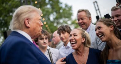 Da waren sie noch Freunde - vielleicht werden sie es wieder: US-Präsident Donald Trump und die republikanische Kongressabgeordnete Marjorie Taylor Green (m.) im Juni.