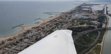 Take-Off in Montpellier und schon kurz danach fliegen die Schüler über Carnon am Mittelmeer. Quelle: Bundeswehr