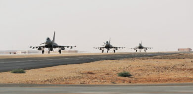 Die ersten drei Kampfflugzeuge Eurofighter vom Taktischen Luftwaffengeschwader 73 „Steinhoff“ sind in Jordanien gelandet und rollen zu ihren Stellplätzen.