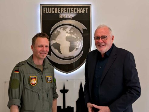 Oberst Hans Gerisch stellte sich den Fragen von Burghard Lindhorst. (Foto Bw)