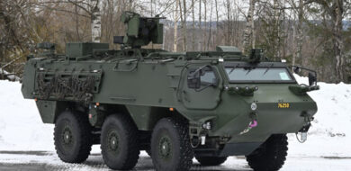 Der Patria 6x6 „Pansarterrängbil 300“  (Foto © Patria)