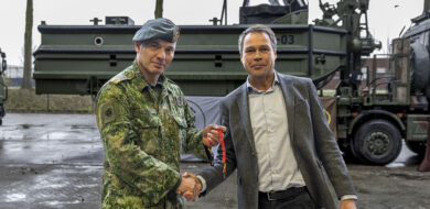 Brigadegeneraal Stefan Linders, Director Projects Materiel & IT Command (links) und Vincent Macrander, Sales Director GDELS – Bridge Systems (Photos: Wouter Kingma/MoD Netherlands)