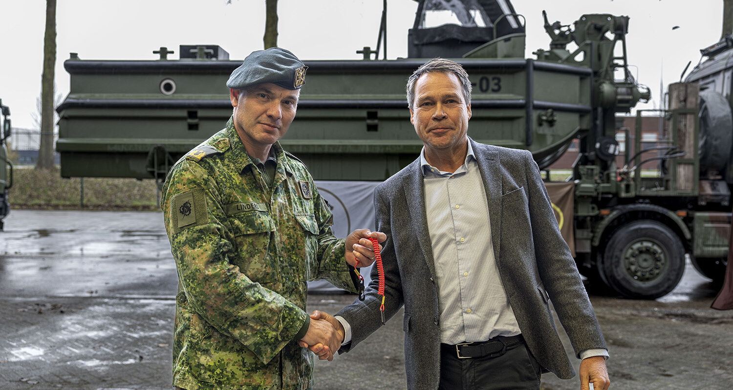 Brigadegeneraal Stefan Linders, Director Projects Materiel & IT Command (links) und Vincent Macrander, Sales Director GDELS – Bridge Systems (Photos: Wouter Kingma/MoD Netherlands)
