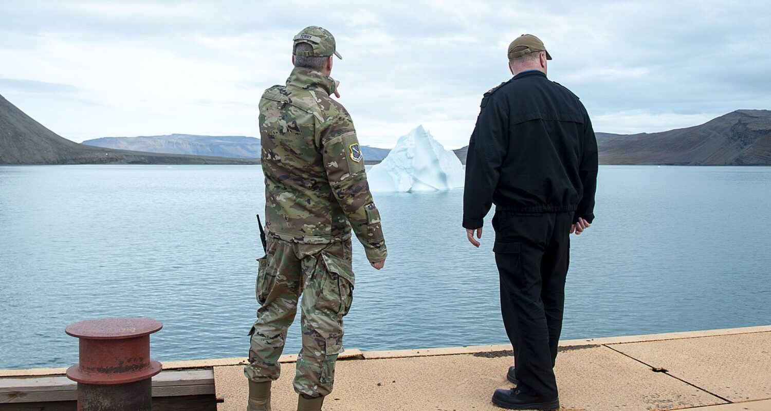 Eisberg voraus: Ein amerikanischer und ein kanadischer Offizier betrachten das neueste NATO-Krisengebiet von der Pituffik Space Base in Grönland.