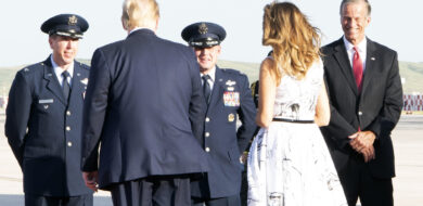 Der heutige Mehrheitsführer im US-Senat John Thune (r.) beim Empfang des damaligen und künftigen Präsidenten Donald Trump und seiner Frau Melania auf der Ellsworth Air Force Base 2020.