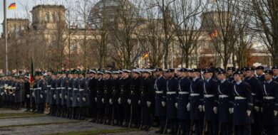 Soldaten des Wachbataillons beim feierlichen Gelöbnis zum 70-jährigen Jubiläum der Bundeswehr am 12. November vor dem Reichstagsgebäude.