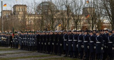 Soldaten des Wachbataillons beim feierlichen Gelöbnis zum 70-jährigen Jubiläum der Bundeswehr am 12. November vor dem Reichstagsgebäude.