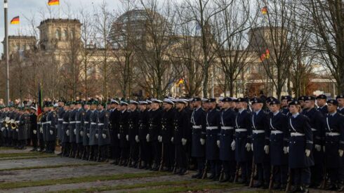 Soldaten des Wachbataillons beim feierlichen Gelöbnis zum 70-jährigen Jubiläum der Bundeswehr am 12. November vor dem Reichstagsgebäude.