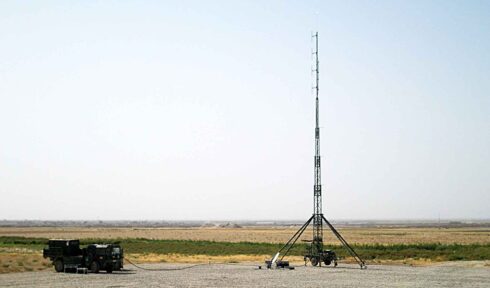 Operative Kommunikation: Die Rundfunksendetrupps UKW mit Sendekabine Fm II A und Antenne wie hier in Masar-e Scharif, Afghanistan, werden bis 2028 modernisiert. (Foto: Bundeswehr Christian Virgils)