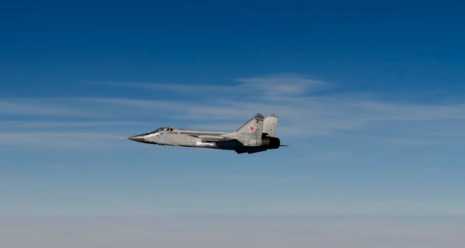 Eine der drei MiG-31, die vergangene Woche den estnischen Luftraum verletzten, über dem Finnischen Meerbusen.