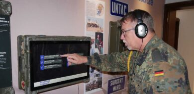 Udo Lükenbroer erklärt eines derTouchscreen-Geräte. (Foto © J. Fritsch)