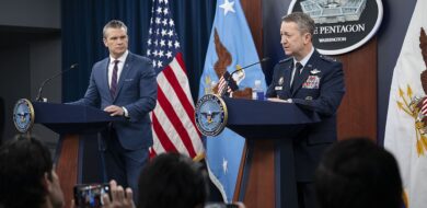 Das Pentagon, hier Verteidigungsminister Pete Hegseth (l.) und der Vorsitzende der Vereinten Stabschefs General Dan Caine bei einer Pressekonferenz am 2. März, erwägt nach Medienberichten die Entsendung weiterer 10.000 Mann für den Irankrieg.