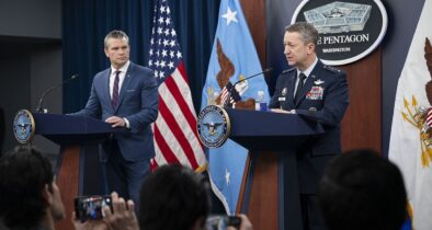 Das Pentagon, hier Verteidigungsminister Pete Hegseth (l.) und der Vorsitzende der Vereinten Stabschefs General Dan Caine bei einer Pressekonferenz am 2. März, erwägt nach Medienberichten die Entsendung weiterer 10.000 Mann für den Irankrieg.