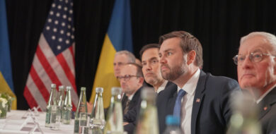 Der amerikanische Vizepräsident J. D. Vance und US-Außenminister Marco Rubio (2. u. 3. v. r.) bei einem Gespräch mit dem ukrainischen Präsidenten Wolodymyr Selenskyj während der Sicherheitskonferenz in München 2025.