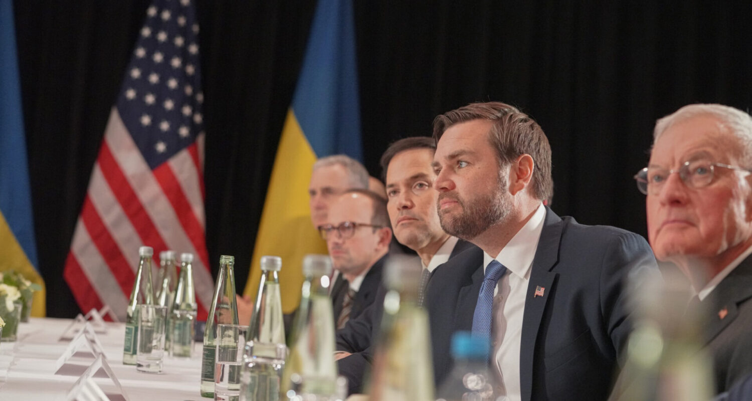 Der amerikanische Vizepräsident J. D. Vance und US-Außenminister Marco Rubio (2. u. 3. v. r.) bei einem Gespräch mit dem ukrainischen Präsidenten Wolodymyr Selenskyj während der Sicherheitskonferenz in München 2025.