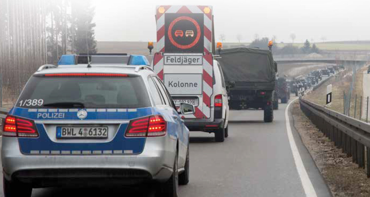 Digitalfunk BOS: Polizei und Feldjäger sichern den Marsch des Artilleriebataillons 295 zu einem Truppenübungsplatz. (Foto © Bw/Josephine Klingner)