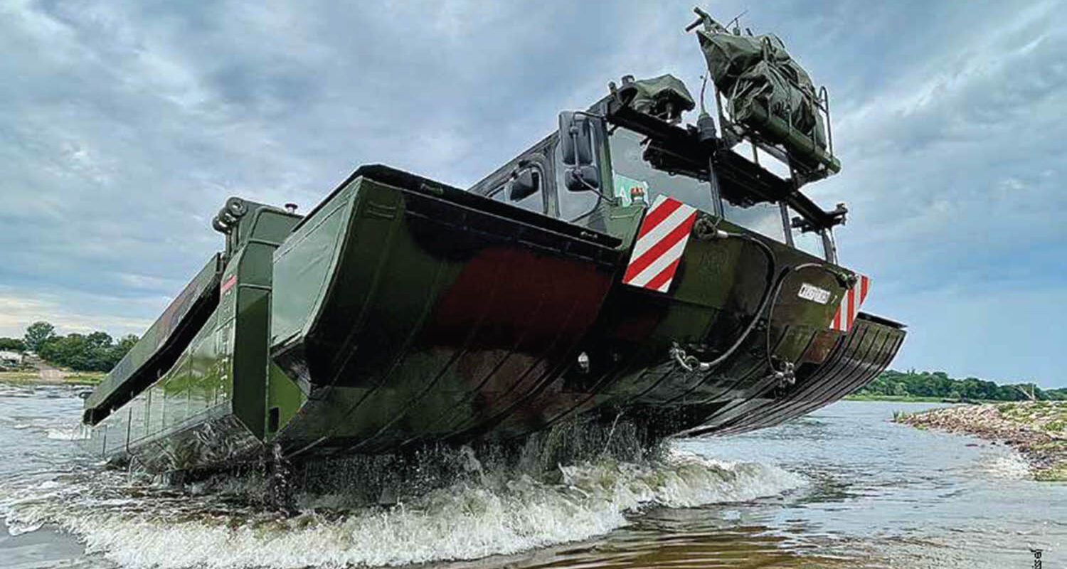 Deutsch/Britischen Pionierbrückenbataillon 130 – Hoch agil zu Land und zu Wasser: die Amphibie M3 (Foto ©Bw/Kissel)