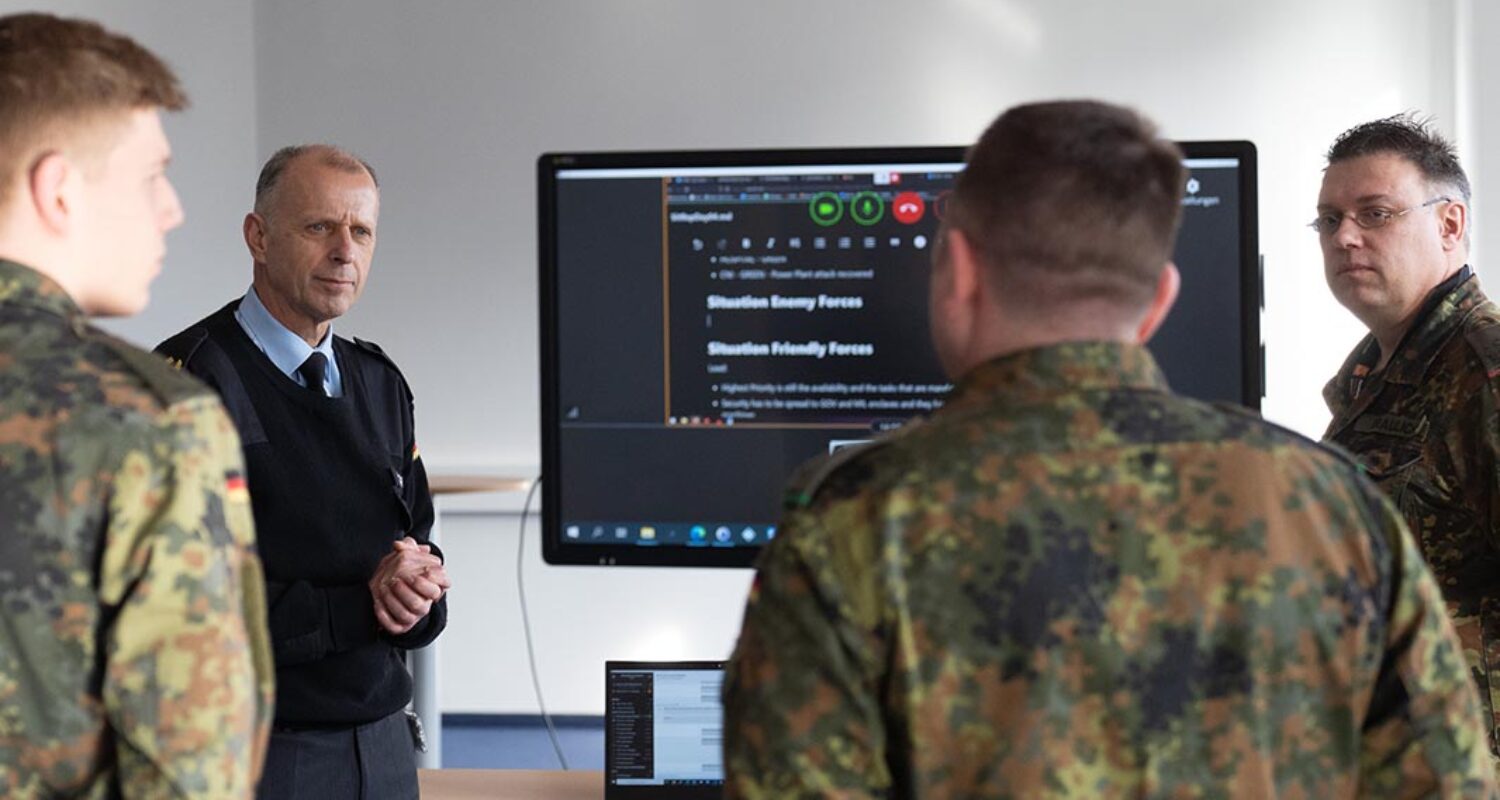 Im Fokus der multinationalen Live-Fire Cybersicherheitsübung „Defence Cyber Marvel“ steht die Entwicklung der Kenntnisse und Fähigkeiten im Cyberspace. Generalmajor Jürgen Setzer, Stellvertreter Inspekteur CIR, ist an den Erfahrungen des deutschen Teams Interessiert. (Foto © Bw/Siebold)