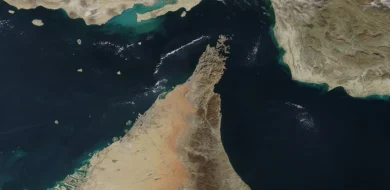 Die Straße von Hormus in einer Satellitenaufnahme aus dem Jahr 2018: links der Persische Golf, rechts der Golf von Oman, oben die iranische Küste mit den vorgelagerten Inseln.