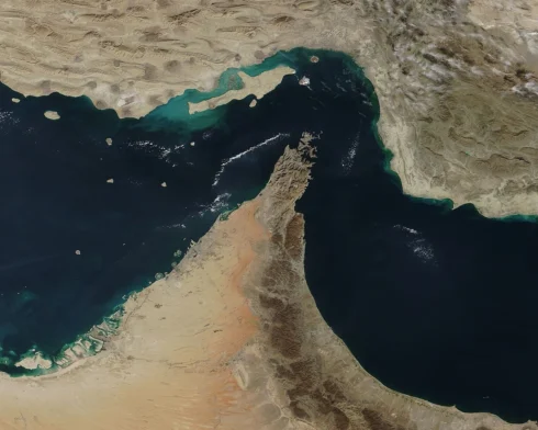 Die Straße von Hormus in einer Satellitenaufnahme aus dem Jahr 2018: links der Persische Golf, rechts der Golf von Oman, oben die iranische Küste mit den vorgelagerten Inseln.
