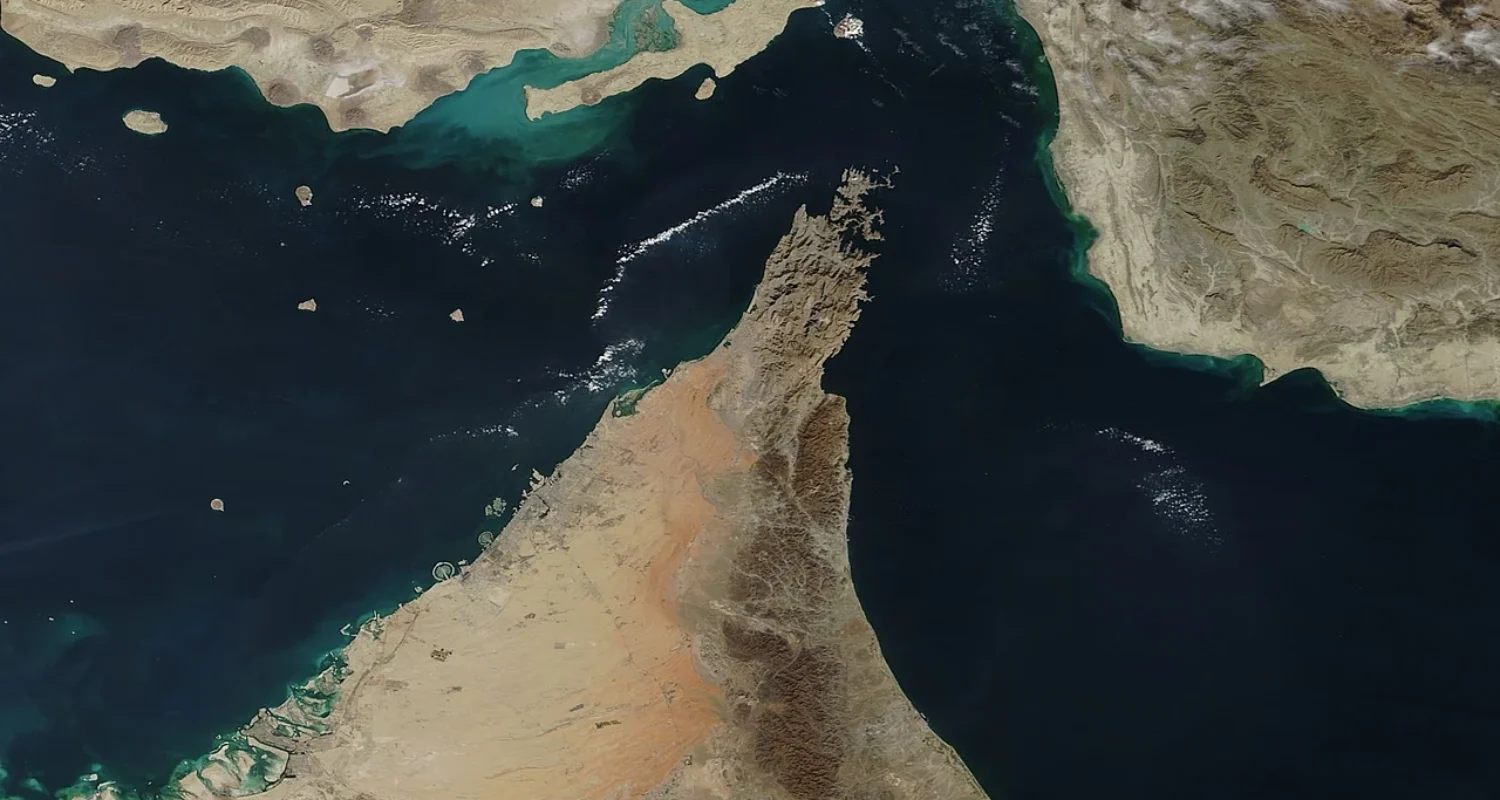Die Straße von Hormus in einer Satellitenaufnahme aus dem Jahr 2018: links der Persische Golf, rechts der Golf von Oman, oben die iranische Küste mit den vorgelagerten Inseln.