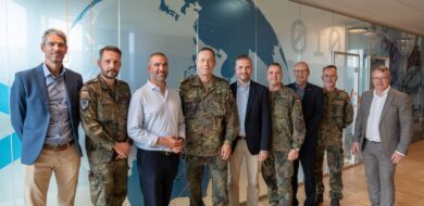 Die Heeresdelegation mit Generalleutnant Heico Hübner (4. v. l.) beim Besuch der Systematic-Firmenzentrale.
