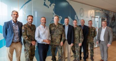 Die Heeresdelegation mit Generalleutnant Heico Hübner (4. v. l.) beim Besuch der Systematic-Firmenzentrale.