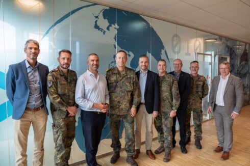 Die Heeresdelegation mit Generalleutnant Heico Hübner (4. v. l.) beim Besuch der Systematic-Firmenzentrale.