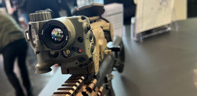  Das Wärmebildgerät TILO-6, hier montiert als Vorsatzgerät auf einer Handfeuerwaffe, gilt als das kleinste Gerät seiner Art. (Foto: Gerhard Heiming)
