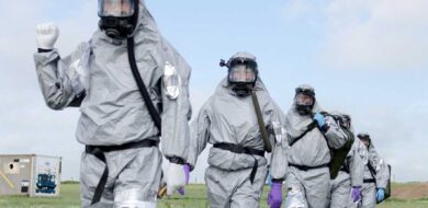 B-Aufklärungsteam des Instituts im Schutzanzug vor dem Einsatz.  (Foto © Bw)