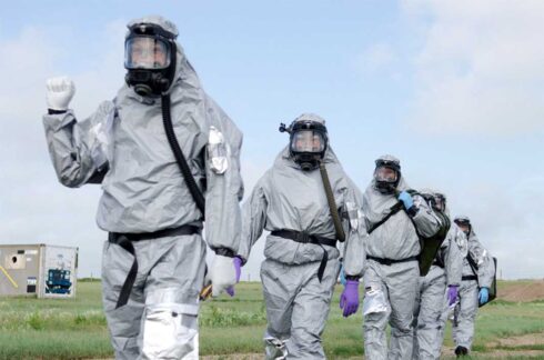 B-Aufklärungsteam des Instituts im Schutzanzug vor dem Einsatz.  (Foto © Bw)