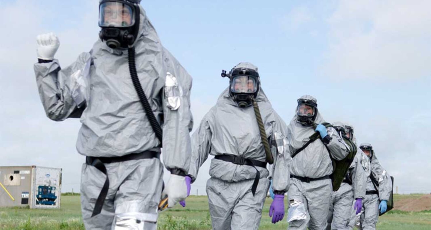 B-Aufklärungsteam des Instituts im Schutzanzug vor dem Einsatz.  (Foto © Bw)