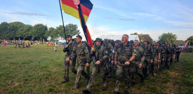 Die 4Daagse sind kein Wettbewerb, die Marschteilnehmenden wollen gemeinsam die Herausforderung schaffen. Also geht es auch Seite an Seite Richtung Ziel. Hier waren die Marschgruppen Kommando Hubschrauber (l.) und Kommando CIR gemeinsam am finalen Marschtag unterwegs (Foto © Bundeswehr/ Sebastian Tappeser)
