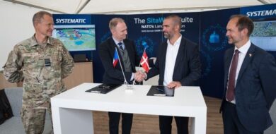 Per Pugholm Olsen, Direktor der Beschaffungs- und Logistikorganisation des dänischen Verteidigungsministeriums I Martin Søegaard, CEO & Country Director Thales Dänemark I Nikolaj Bramsen, Systematic CEO I Jeppe Bruus, dänischer Verteidigungsminister. (v.l.n.r.) (Foto © Systematic)