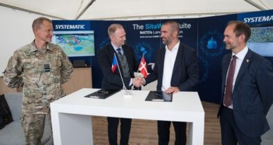 Per Pugholm Olsen, Direktor der Beschaffungs- und Logistikorganisation des dänischen Verteidigungsministeriums I Martin Søegaard, CEO & Country Director Thales Dänemark I Nikolaj Bramsen, Systematic CEO I Jeppe Bruus, dänischer Verteidigungsminister. (v.l.n.r.) (Foto © Systematic)