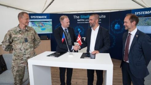 Per Pugholm Olsen, Direktor der Beschaffungs- und Logistikorganisation des dänischen Verteidigungsministeriums I Martin Søegaard, CEO & Country Director Thales Dänemark I Nikolaj Bramsen, Systematic CEO I Jeppe Bruus, dänischer Verteidigungsminister. (v.l.n.r.) (Foto © Systematic)