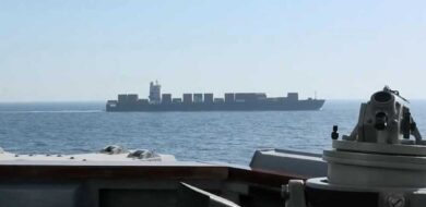 Streitkräfte des US-Militärs haben einen unter iranischer Flagge fahrenden Frachter vor der Straße von Hormus abgefangen. Das Schiff hatte versucht, an der amerikanischen Blockade vorbeizukommen (Foto © CENTCOM (via X))