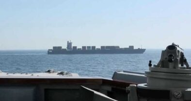 Streitkräfte des US-Militärs haben einen unter iranischer Flagge fahrenden Frachter vor der Straße von Hormus abgefangen. Das Schiff hatte versucht, an der amerikanischen Blockade vorbeizukommen (Foto © CENTCOM (via X))